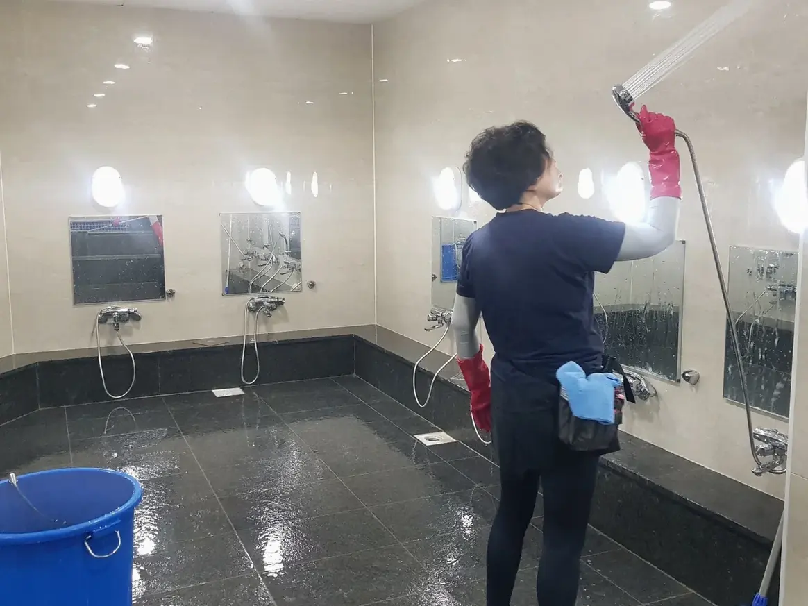 세종시 소정면 목욕탕 탈의실·파우더룸 바닥 위생청소 사례 - 행진크린
