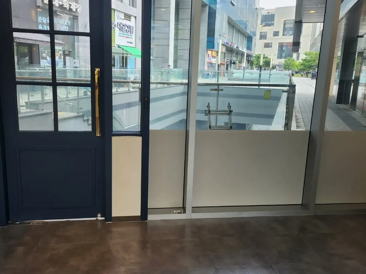 세종시 소정면 현장 출입문·프레임 바닥 위생청소 사례 - 행진크린