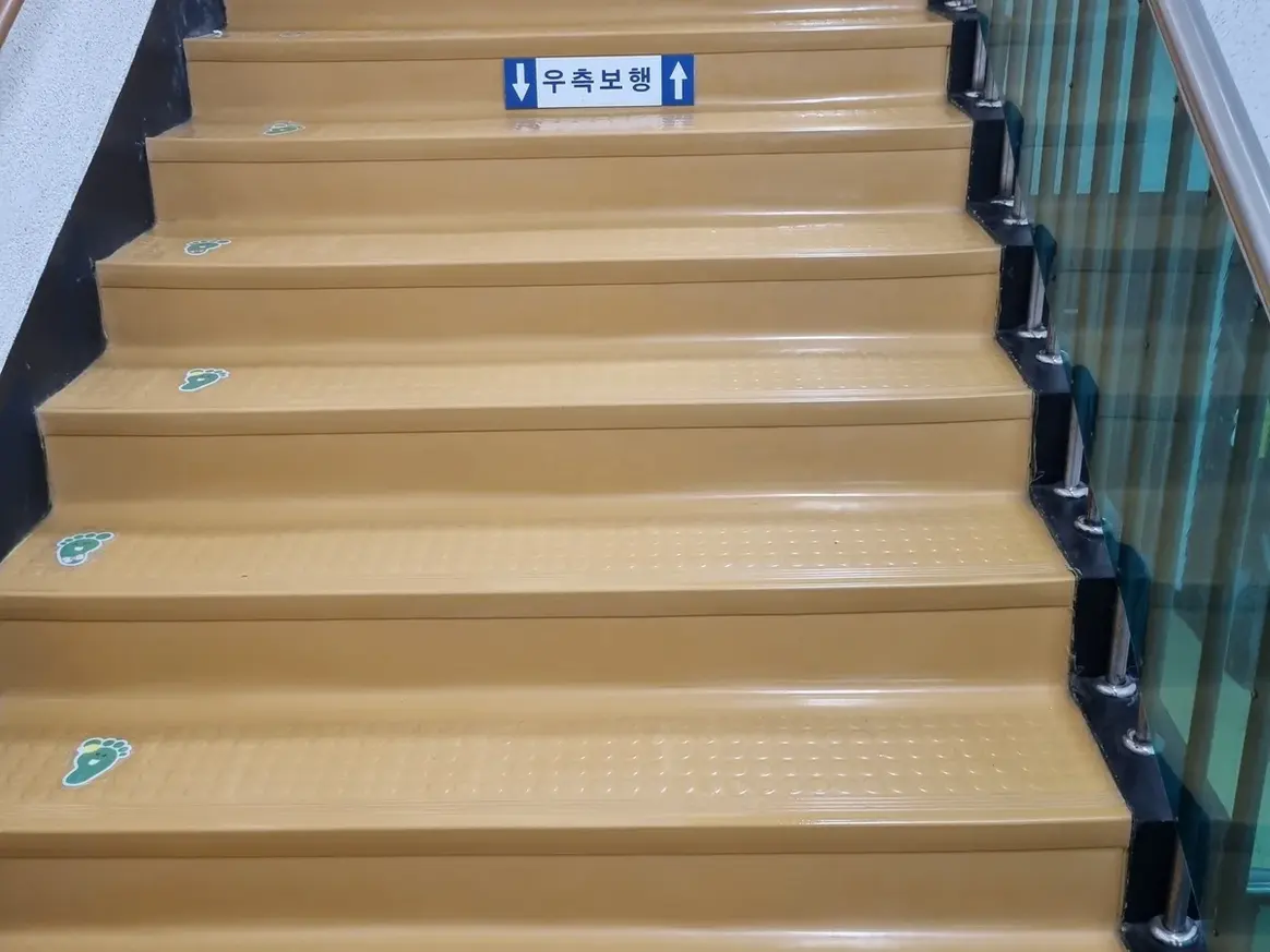 세종시 소정면 어린이집 현관·신발장 바닥 위생청소 사례 - 행진크린